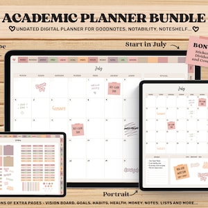 Op de afbeelding: Een digitale plannerbundel voor Goodnotes, Notability en Noteshelf. De bundel bevat een liggende en staande versie van een juli-kalender met stickers, scheiders en covers. De afbeelding toont een digitale tablet met de planner open op de juli-kalender. De kalender heeft een roze en bruine kleurstelling met handgeschreven notities en stickers. De afbeelding toont ook een close-up van de digitale stickers die in de bundel zijn inbegrepen.