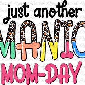 Op de afbeelding: Een kleurrijk grafisch ontwerp met de tekst "just another manic mom-day" in zwarte letters. Het woord "manic" is in een luipaardprint met een roze, gele, blauwe en groene achtergrond.