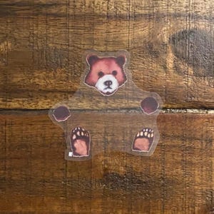 Pegatina de vinilo premium "Bear Necessities", diseño de oso, transparente, con diseño animal, resistente a arañazos, apta para lavavajillas, resistente a los rayos UV, impermeable, calcomanía