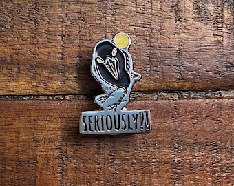 Szpilka emaliowana Seriously Crow: Grafika wrony i kruka ze srebrnym wykończeniem