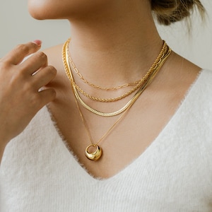 Delicate Gold Chain Necklace with gold charm, Gold Coin Charm Pendant, Chunky Gold Charm, Statement Necklace