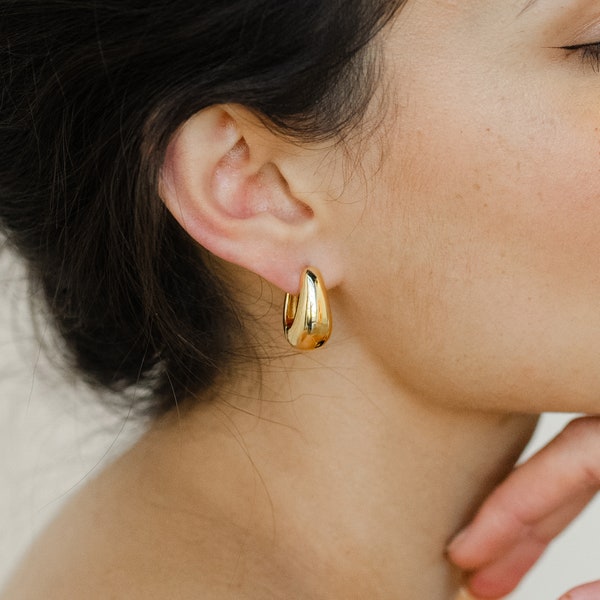 Gold Chunky Huggie Hoops l Classic Gold Huggies l Minimalist Chunky Gold Hoops l Simple Elegant Gold Earrings