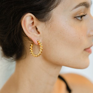 Chunky Gold Twist Hoops l Gold Filled Swirl Twisted Hoops l Thick Gold Rope Hoops l Medium Hoops l Gold Croissant Earrings l Hypoallergenic