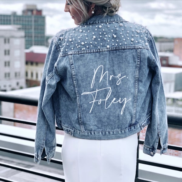 Veste de mariée en denim de déclaration PERSONNALISÉE | Nom personnalisé | Détails des perles | Veste MRS « Future » | Placement « futur » sur le collier | Cadeau de mariée