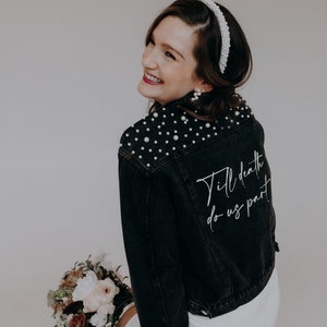 PERSONALIZED Black Denim | Statement Denim Brautjacke | Maßgeschneiderte Hochzeits-Jeansjacke | Braut Jeansjacke | Perle | MRS Jacke
