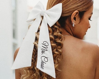 Fiocco per capelli in raso bianco ricamato personalizzato per la sposa/fiocco da sposa accessorio per capelli da sposa per la sposa/addio al nubilato fiocco per capelli personalizzato