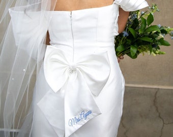 Personalized Embroidered Detachable White Satin Bow for Bride | Removable Bridal Satin Bow Wedding Day | Bridal Shower Bow Future Mrs