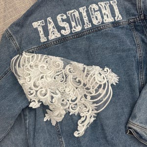 ウェディングドレスの記念品 | ウェディングドレスの刺繍入りデニムジャケット | ウェディングドレスのギフト | 刺繍入りカスタムウェディングドレスの記念品ジャケット