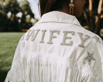 Biała frędzlowa kurtka dżinsowa z kryształkami i gwiazdkami | Western Bride | Nashville Bachelorette | Kurtka dla panny młodej na zamówienie | Rodeo | Spersonalizowana