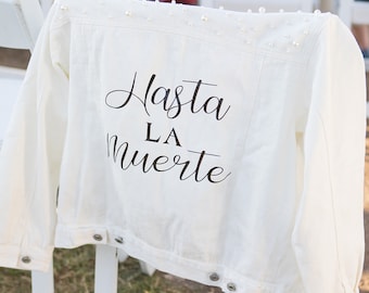 Giacca di jeans ricamata Mrs Jean/Giacca di jeans personalizzata per sposa/Giacca di perle per sposa/Giacca da moglie/Giacca da matrimonio/Giacca da addio al nubilato