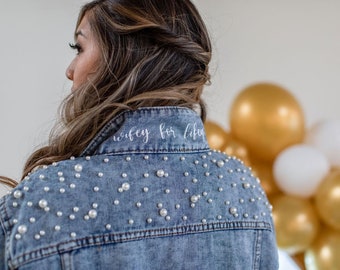 Personalisierte Perlen-Jeans-Braut-Jacke: Kundenspezifisches Mrs.Geschenk