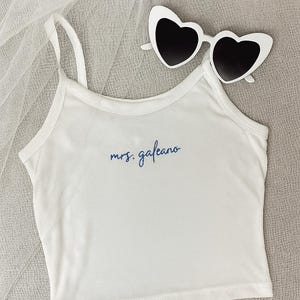 Débardeur court brodé pour mariée | Débardeur brodé personnalisé | Cadeau de mariée personnalisé | Débardeur avec texte personnalisé