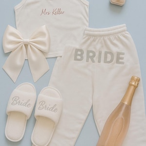 Bride Sweat Set Gift, Mrs Tank Joggers, Mrs. Set, Bridal Sweatsuit Loungewear, Bachelorette Outfit, Bachelorette Plane Outfit, Bride Gifts