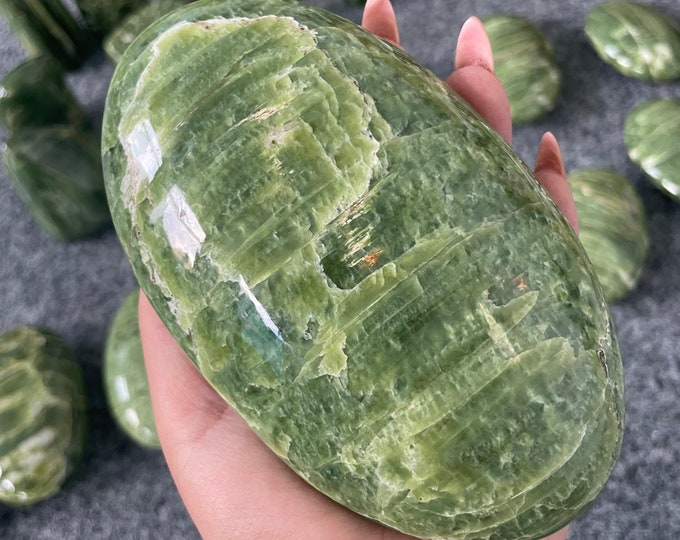 premium Tremolite large crystal palmstone healing crystal healing journey home decoration｜Rare! green tremolite crystal, polished tremolite