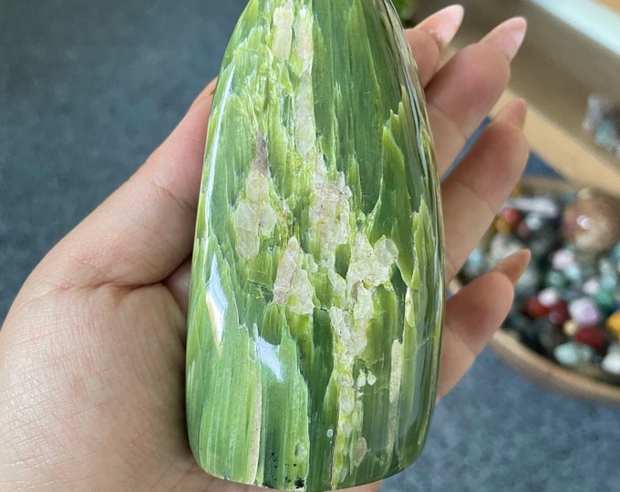 premium Tremolite large crystal palmstone healing crystal healing journey home decoration｜Rare! green tremolite crystal, polished tremolite