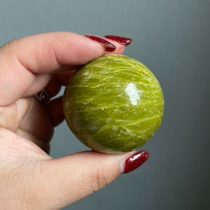 Esfera de cristal serpentina / decoración del hogar de cristal curativo / espécimen de cristal raro / regalos de piedra de nacimiento / regalo de aniversario de bodas