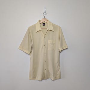 1970年代のポリエステル半袖ボタンアップ