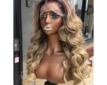 60 cm Blond Ombre Lockig Syntetiskt Hår 13*6 Transparent Peruk med LaceFront