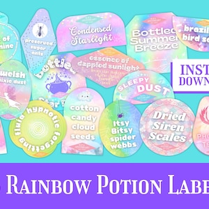 Può includere: Quindici etichette colorate con nomi fantasiosi per bottiglie di pozioni. Le etichette presentano uno sfondo sfumato arcobaleno con testo bianco. Alcune etichette includono illustrazioni di un ragno, una fenice e un calderone.