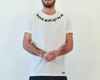 Vit handgjord bomulls-T-shirt med sönderriven text ST00102
