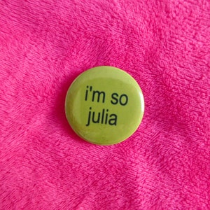 badge met speldknop - i'm so julia - y2k | meisjesachtig | groen | jaren 2000 | charli xcx | snotaap | Julia Fox