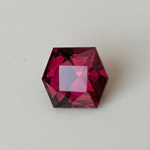 På vänt - Naturlig mörkröd spinell 1,52 ct - Hexagonformad spinell 6,4x7,2x4,6 mm - Spinellsmycken S1837