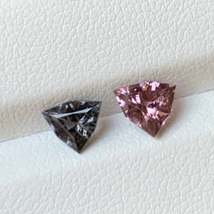 Spinello naturale taglio Geo Trillion - Rosa grigiastro 0,87 ct - Gioielli in spinello - Spinello taglio fantasia KZ1376