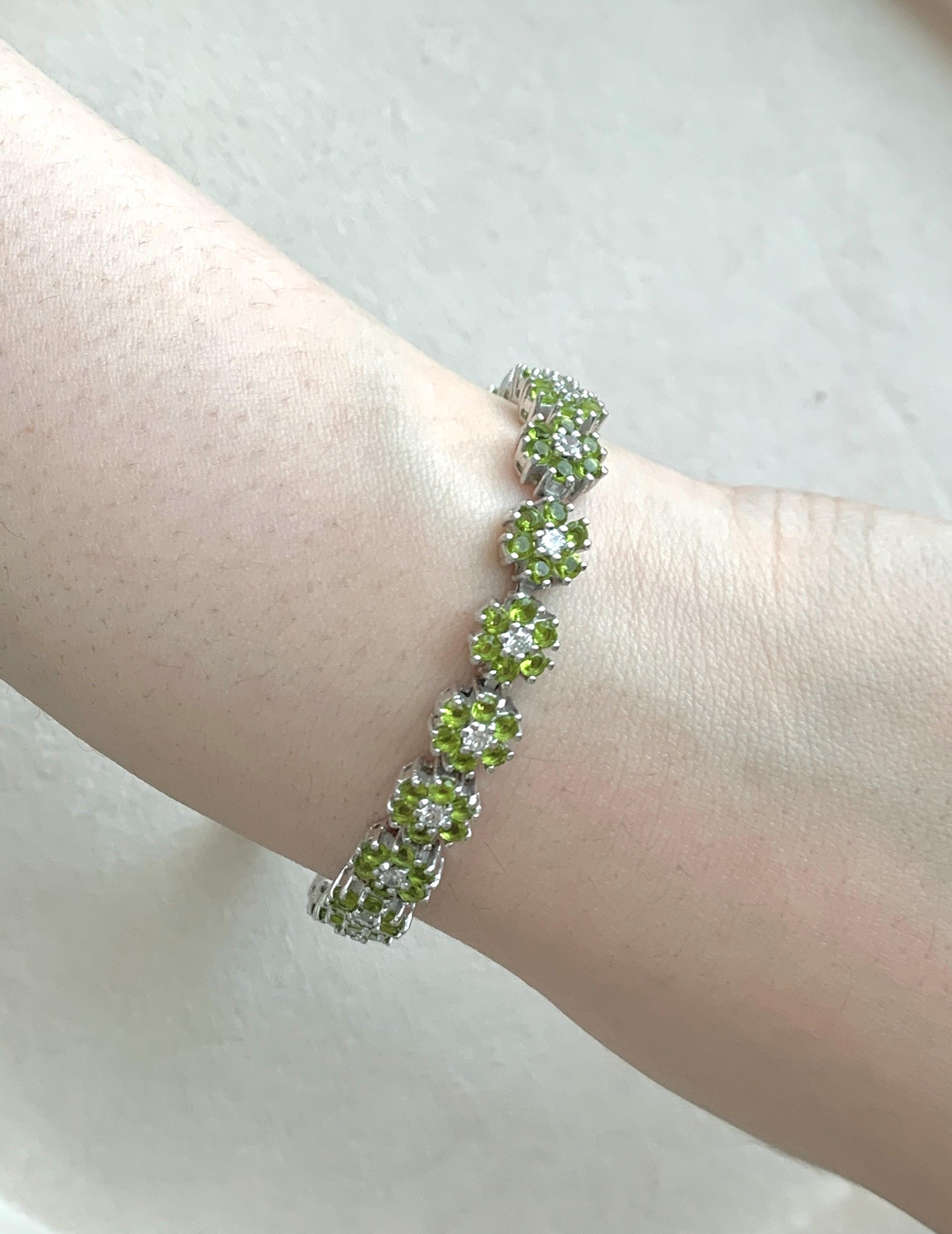 ペリドットとCZのアクセントが美しいシルバーフローラルブレスレット 