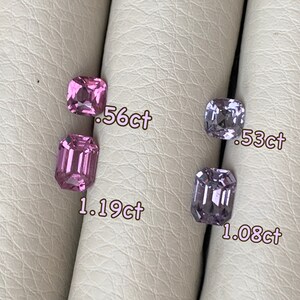 Pu&ograve; includere: Quattro pietre preziose sciolte, due rosa e due viola, esposte su uno sfondo bianco. Le pietre preziose rosa sono rettangolari e le pietre preziose viola sono quadrate. Le pietre preziose sono etichettate con il loro peso in carati: 0,56 ct, 1,19 ct, 0,53 ct e 1,08 ct.