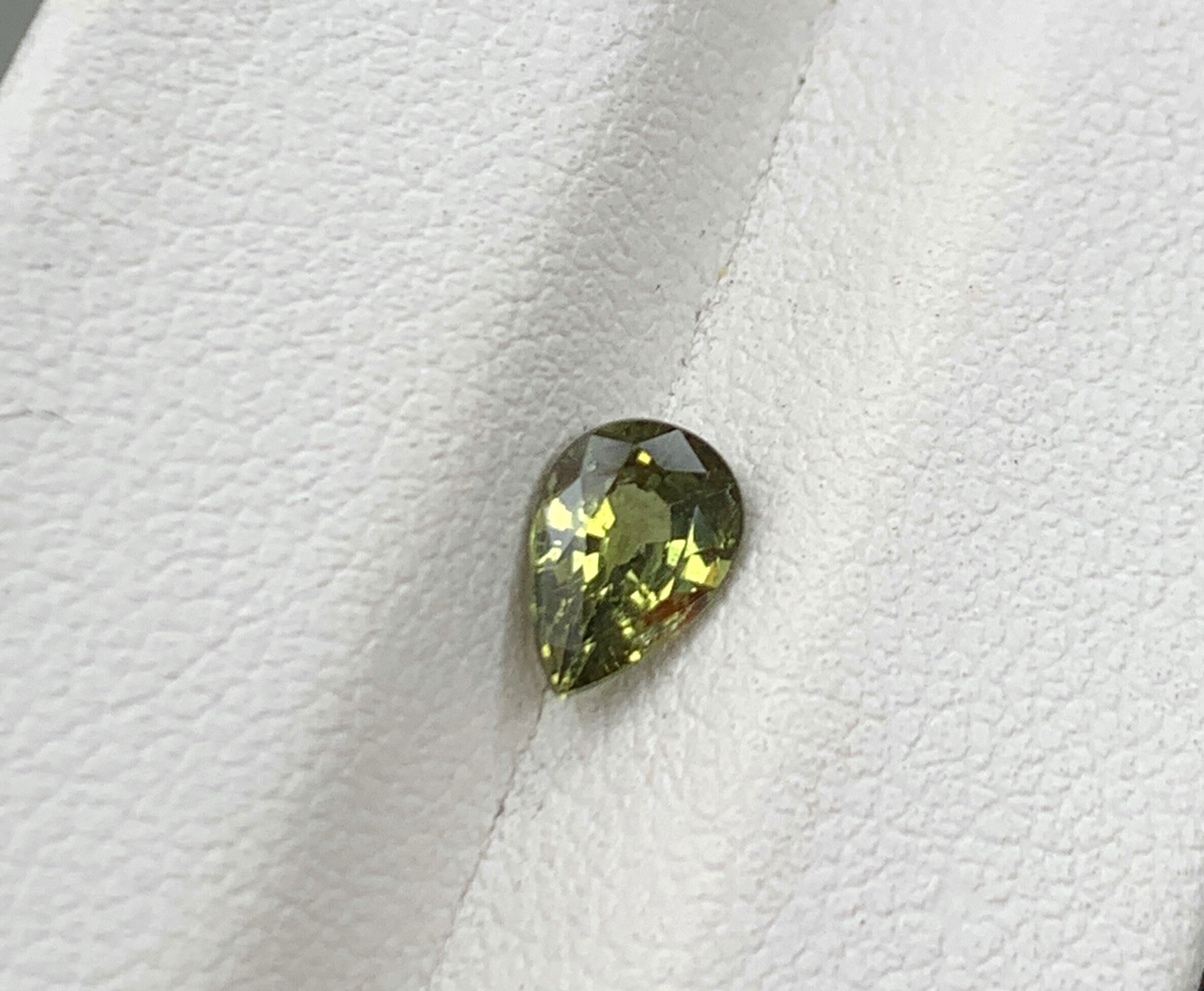 天然サファイア - 黄緑色サファイア ペアカット 0.78 CT - 4.9x6 天然サファイア - 黄緑色サファイア ペアカット 0.78 CT - 4.9x6