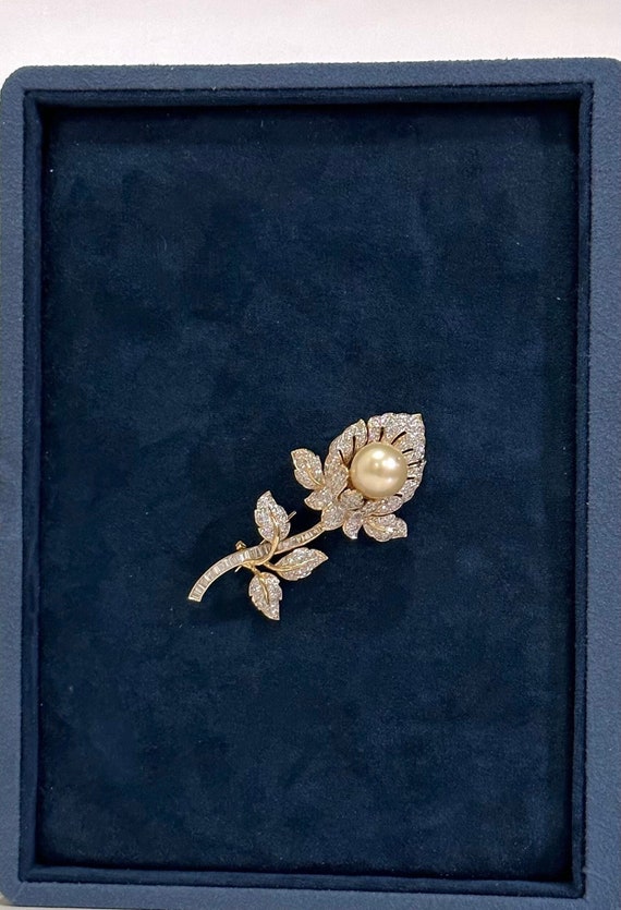 Elegant 18Kt Yellow Gold South Sea Pearl Brooch with Round & Baguette Cut Diamond - Flower Brooch or Pendant - Diamond Jewelry