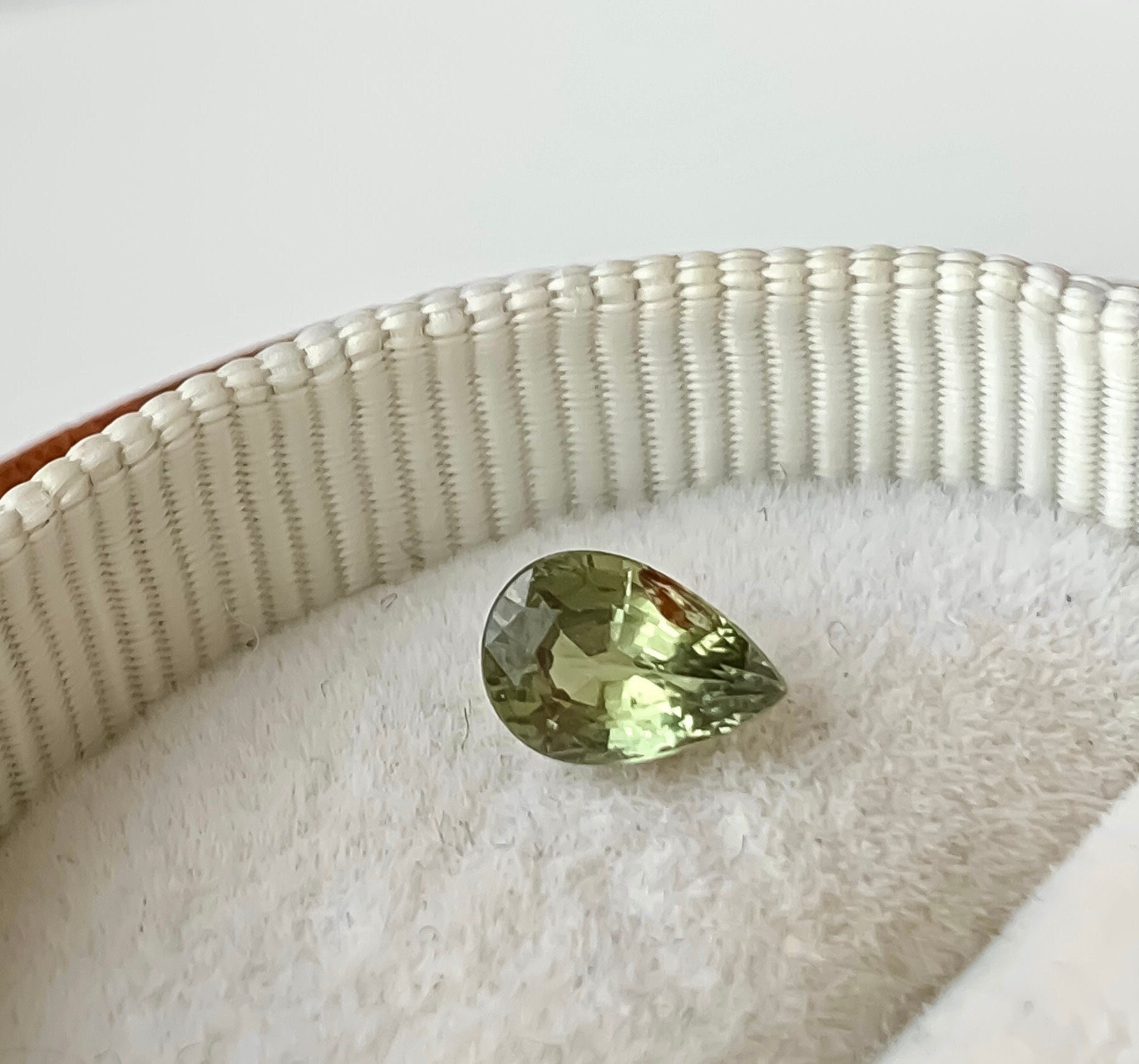 天然サファイア - 黄緑色サファイア ペアカット 0.78 CT - 4.9x6 天然サファイア - 黄緑色サファイア ペアカット 0.78 CT - 4.9x6