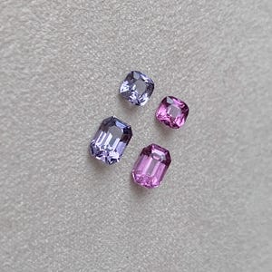 Coppia di orecchini spaiati in spinello naturale rosa acceso e grigio violaceo, taglio cuscino/smeraldo da 3,36 ct - Gioielli in spinello - 1660 immagine 1