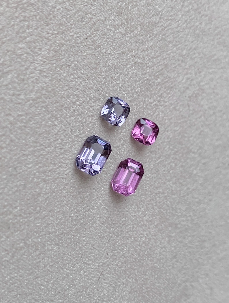 Coppia di orecchini spaiati in spinello naturale rosa acceso e grigio violaceo, taglio cuscino/smeraldo da 3,36 ct - Gioielli in spinello - 1660 immagine 1