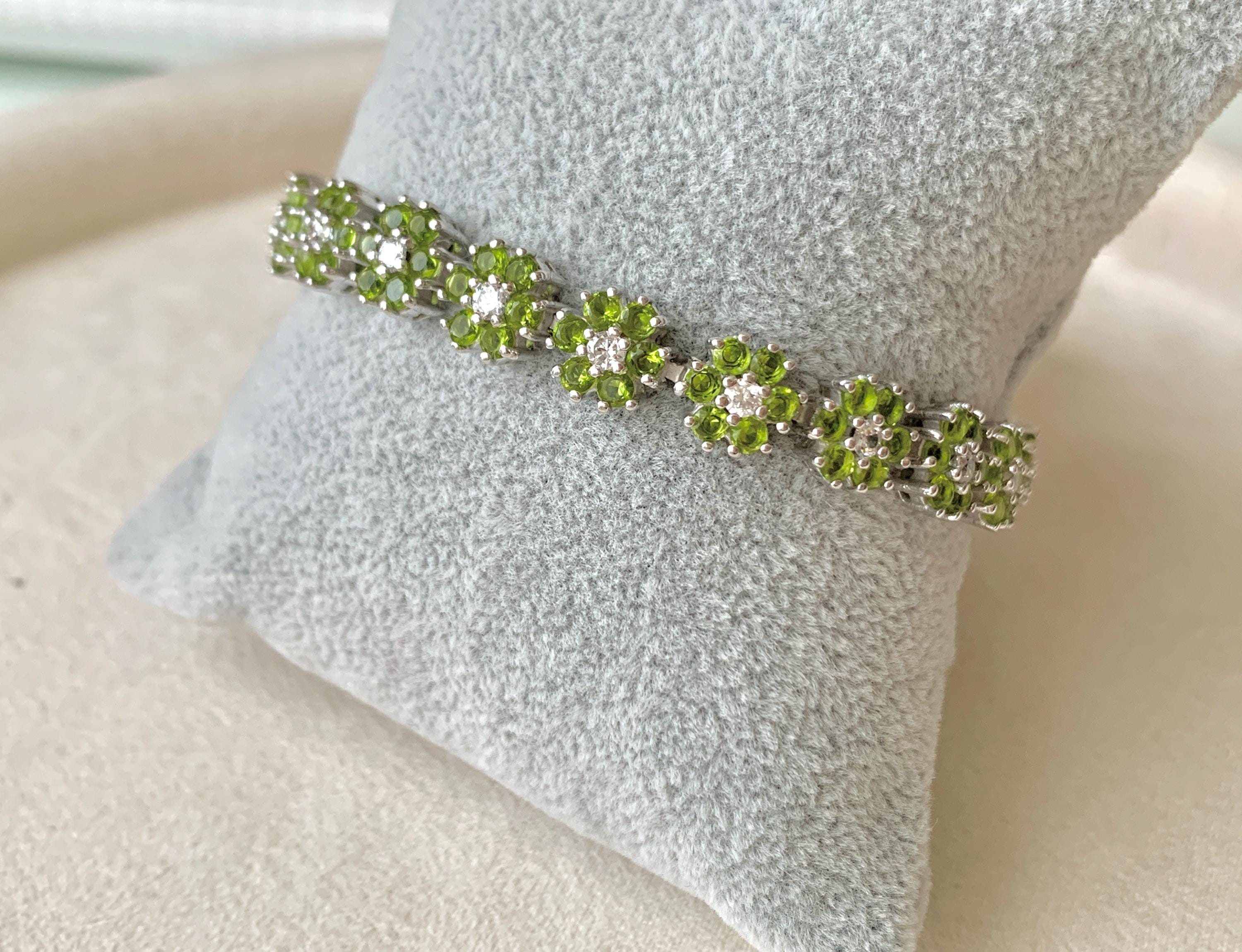 ペリドットとCZのアクセントが美しいシルバーフローラルブレスレット 