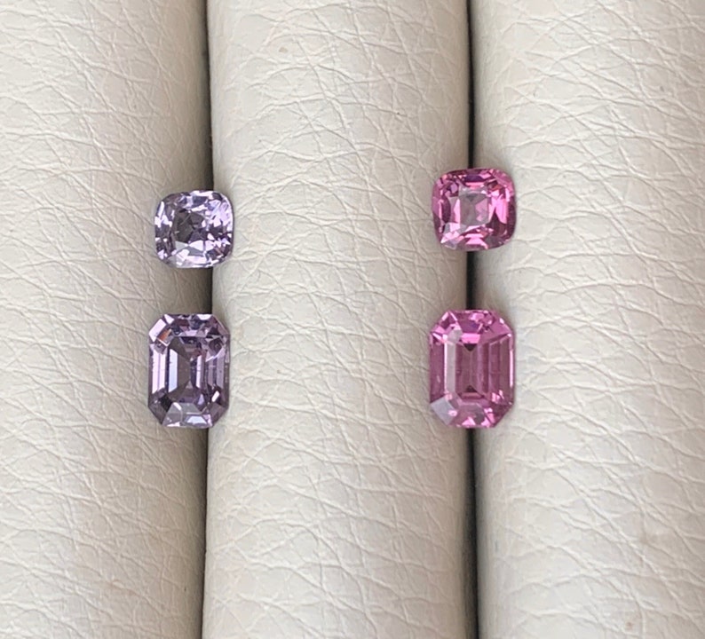 Pu&ograve; includere: Due set di zaffiri rosa, un set &egrave; a taglio quadrato e l'altro &egrave; a taglio smeraldo. Gli zaffiri sono esposti su uno sfondo bianco.