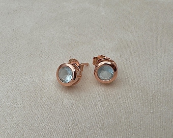 Aretes de plata de ley 925 con bisel de agua de rosas - Aretes tipo botón con bisel solitario clásico de circonita cúbica y aguamarina lechosa - 7,8 mm - KEISV1228