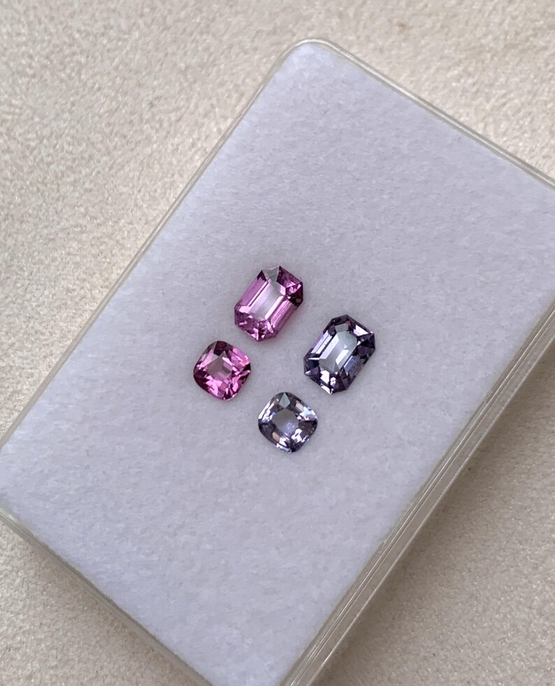 Coppia di orecchini spaiati in spinello naturale rosa acceso e grigio violaceo, taglio cuscino/smeraldo da 3,36 ct - Gioielli in spinello - 1660 immagine 3