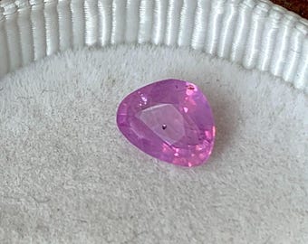 Natuurlijke roze saffier 1,07 CT, fancy cut - 5,6 x 7,1 x 3,3 mm - melkachtig paars roze saffier, onregelmatige snede - KZ2132