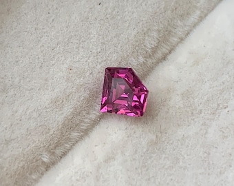 Natural Magenta Garnet 0.75 CT Diamond Shape Cut - Vivid Pink Garnet - 5.5x6.4x3.5mm Fancy Cut Pink Garnet KZ2115