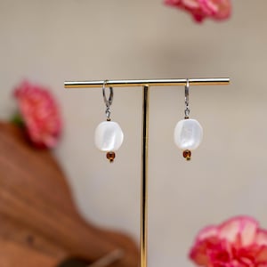 Ohrringe Pearly – ein handgefertigtes, einzigartiges und aus recycelten Materialien hergestelltes Schmuckstück aus gebrauchten und Vintage-Perlen.