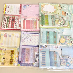 Pacotes de kits de papelaria com 60 a 65 unidades / sacolas surpresa com "tema de cores" ou "sem tema".