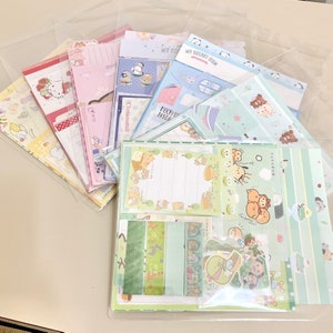 Paquetes de papelería de 95 a 100 piezas / Bolsas sorpresa "con temática de color" o "sin temática".