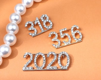 Spilla con numeri personalizzati, spille con divise/abiti personalizzati, spilla con data e anno personalizzati, spilla con numeri fortunati, regalo di compleanno, regalo di anniversario