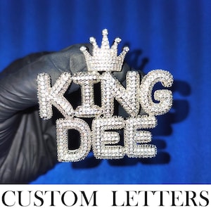 Colgante de palabras personalizadas con fianza de corona, collar con letras de burbuja de diamantes de circonita cúbica helada, regalo de joyería con nombre personalizado para reina y rey