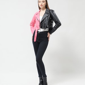 Veste Cuir Courte Streetwear - Noir et Rose Peint à la Main, Style Punk Rock Décontracté