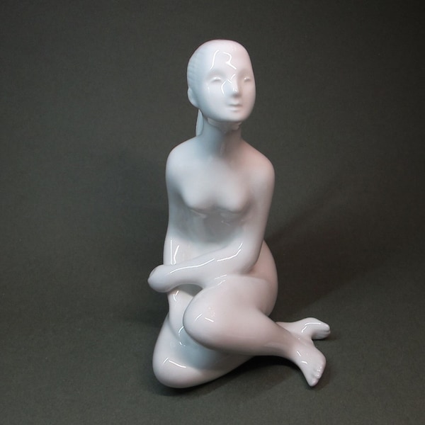 Royal Dux Bohemia, sculpture en porcelaine blanche d'une jeune femme nue assise ( numéro 736) fabriquée en Tchécoslovaquie vers 1960