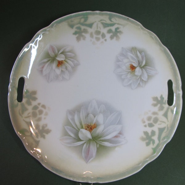 Bavaria, belle assiette à gâteau lustrée avec fleurs blanches en porcelaine, Germany , marquée 228 vers 1930