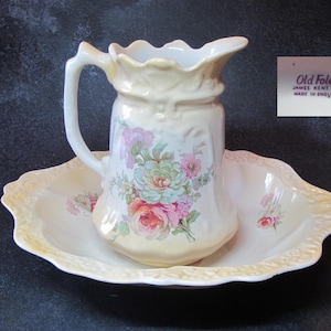 Jarra y bandeja (dañadas), de Old Foley James Kent, con estampado de rosas sobre fondo amarillo, Inglaterra, circa 1950.