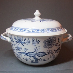 Belfor fine Boho porcelain, blue and white tureen (Blue Onion), Henriette model, Czechoslovakia (between 1900 and 1930)